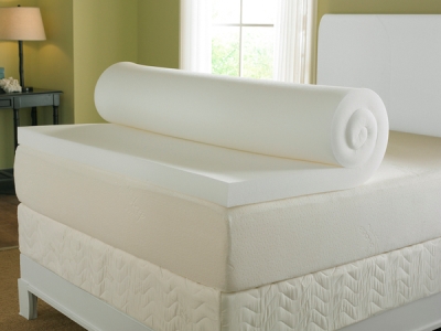 Топпер из пены Memory Foam, уложенный поверх матраса для повышения комфорта и снижения точечного давления